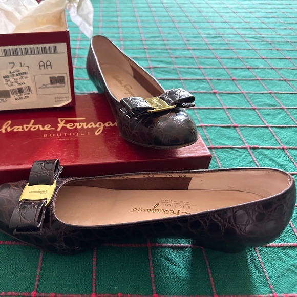 Salvatore Ferragamo 7.5 AA faux croc Brown classic pump with Vara bow - Picture 1 of 6
